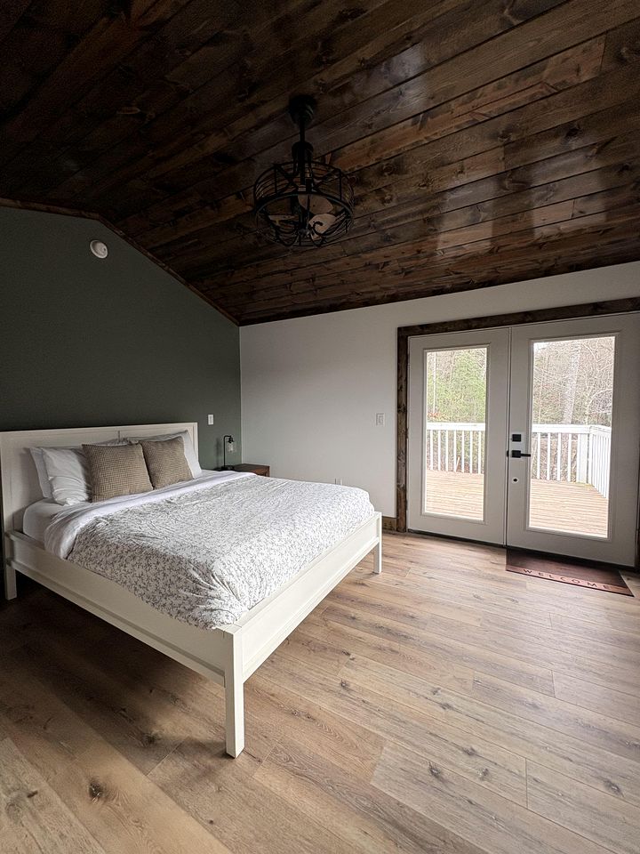 Spacious and Luxurious Farmhouse with Private Hot Tub and Game Room, Perfect for a Weekend Escape from Asheville