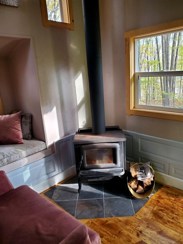 Cozy Cabin with Wood-Burning Stove for a Rustic Glamping Experience near Kingston