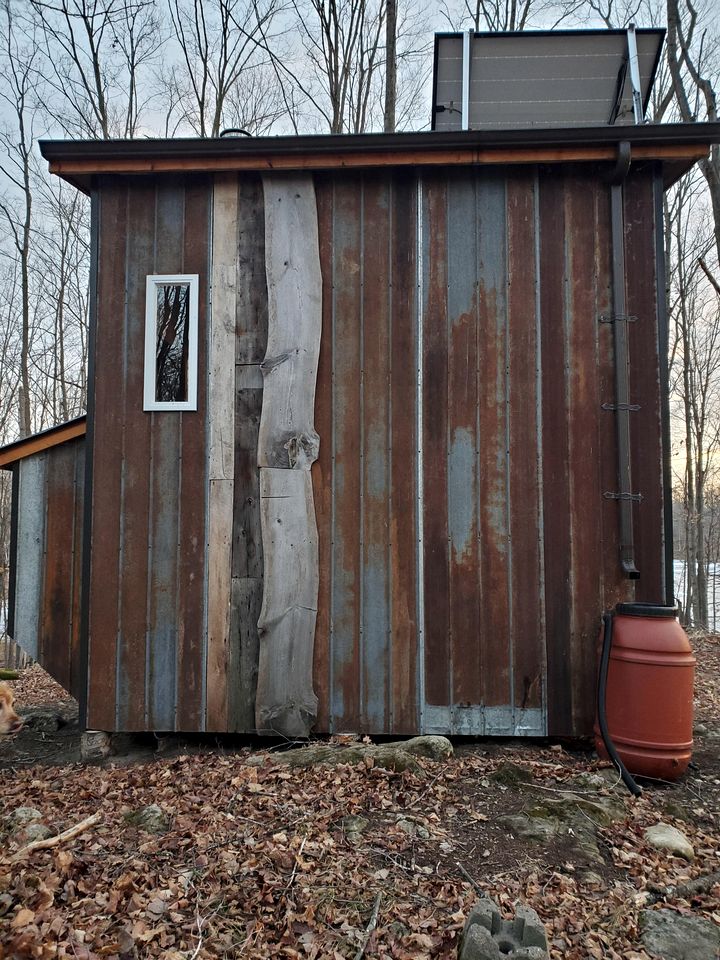 Cozy Cabin with Wood-Burning Stove for a Rustic Glamping Experience near Kingston