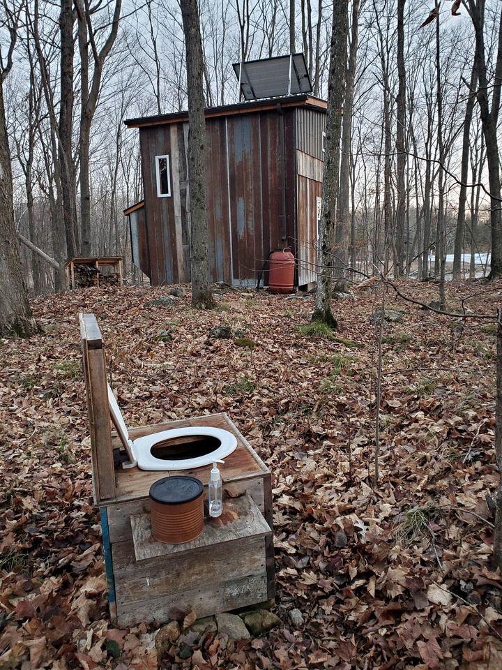 Cozy Cabin with Wood-Burning Stove for a Rustic Glamping Experience near Kingston