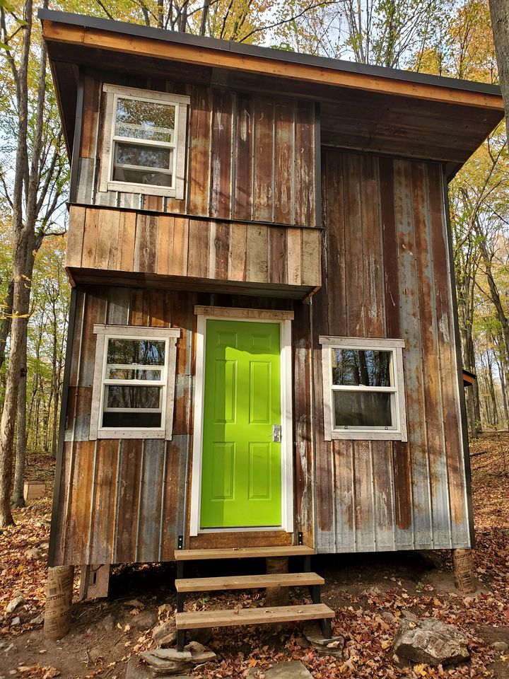 Cozy Cabin with Wood-Burning Stove for a Rustic Glamping Experience near Kingston