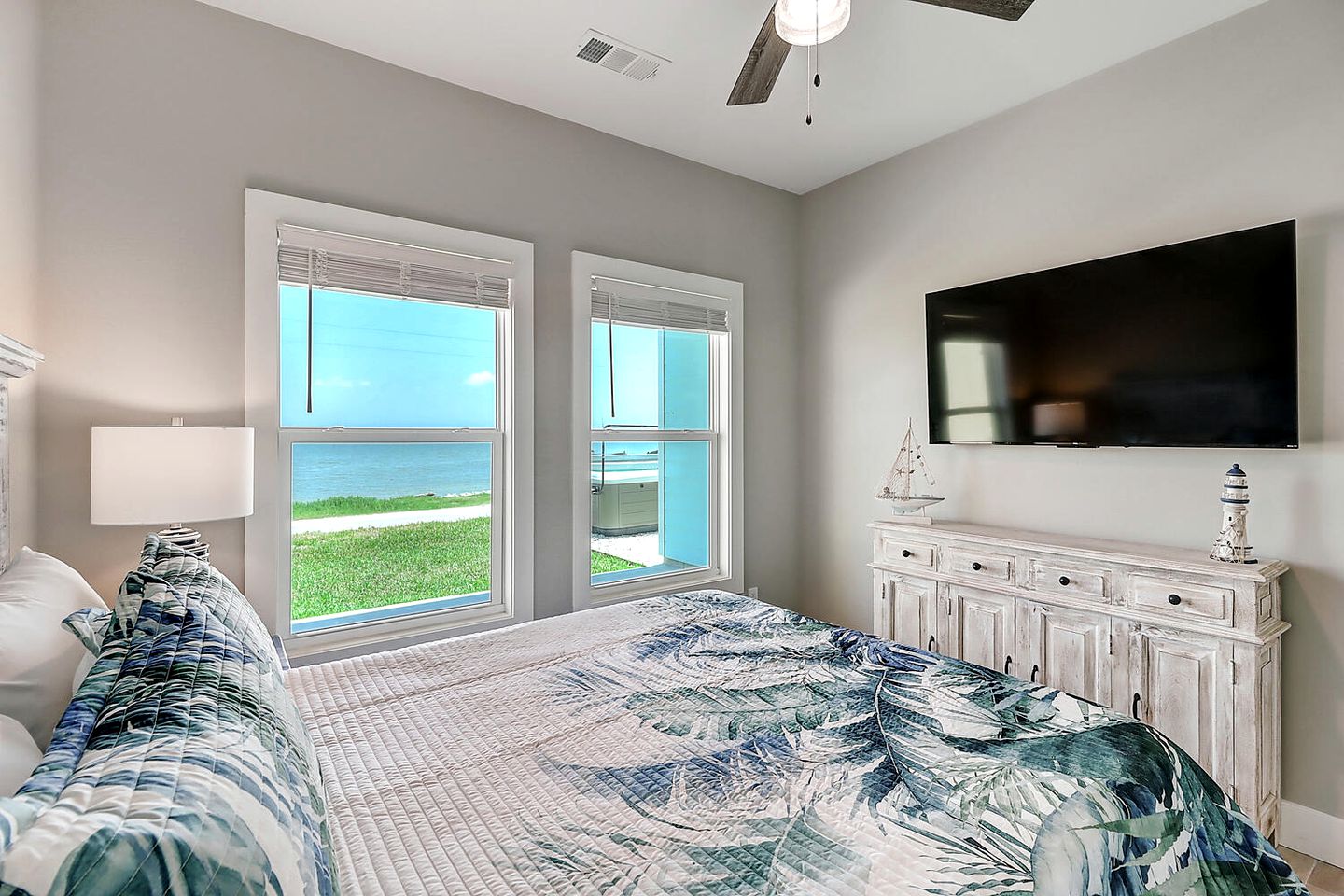 Beachfront House with Jacuzzi, Pool and Stunning Sunset Views in Fulton, Texas