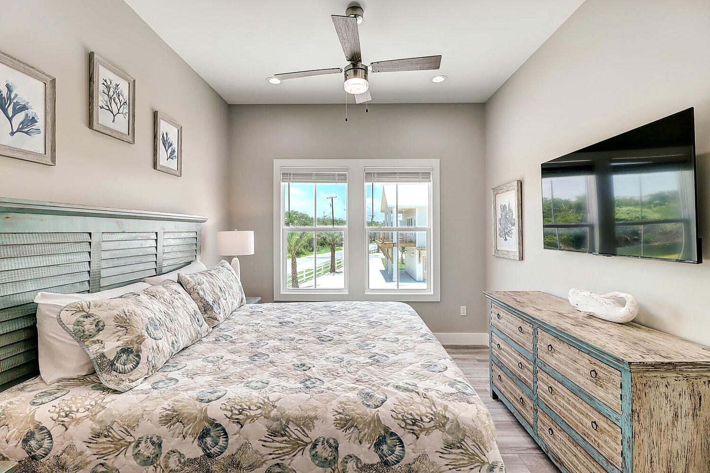 Beachfront House with Jacuzzi, Pool and Stunning Sunset Views in Fulton, Texas