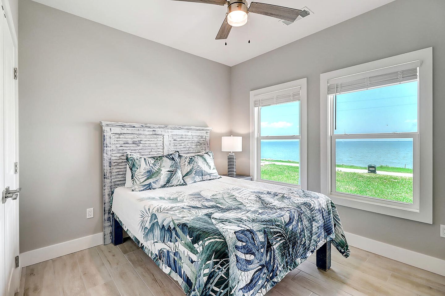 Beachfront House with Jacuzzi, Pool and Stunning Sunset Views in Fulton, Texas