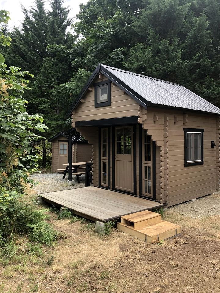 Charming Rustic Cabin Haven near Cowichan River in British Columbia’s Lush Valley