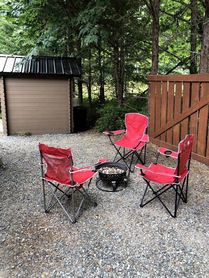 Charming Rustic Cabin Haven near Cowichan River in British Columbia’s Lush Valley