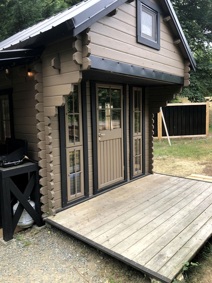 Charming Rustic Cabin Haven near Cowichan River in British Columbia’s Lush Valley