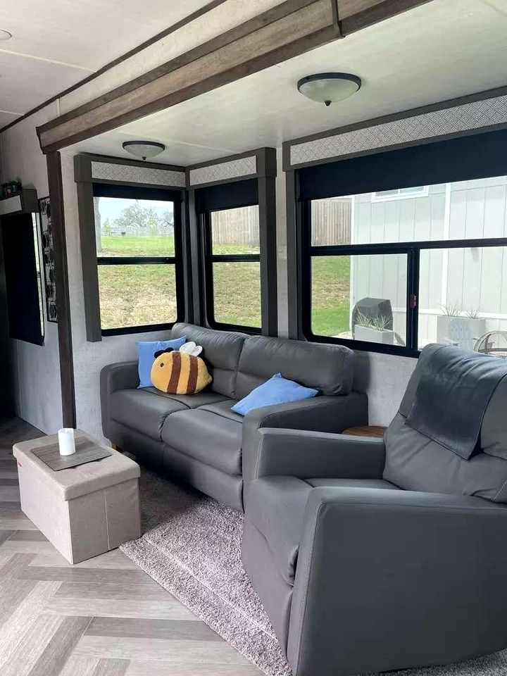Stylish and Comfortable RV Getaway with Resort-Style Amenities and Pool Near Fredericksburg, TX