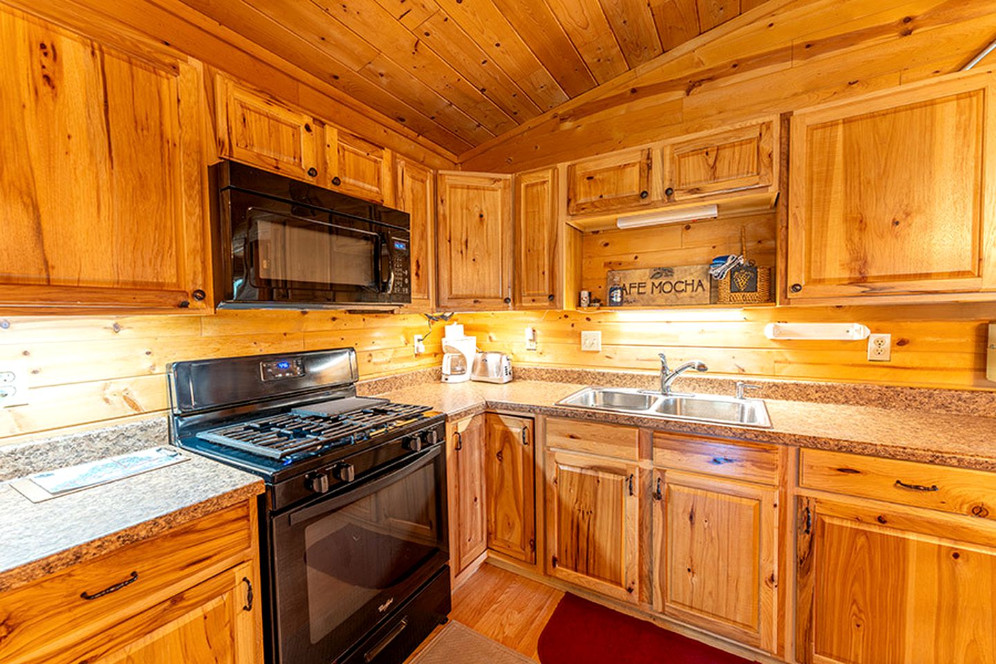 Gorgeous Log Cabin for Lakeside Glamping with Family or Friends in Ely, Minnesota