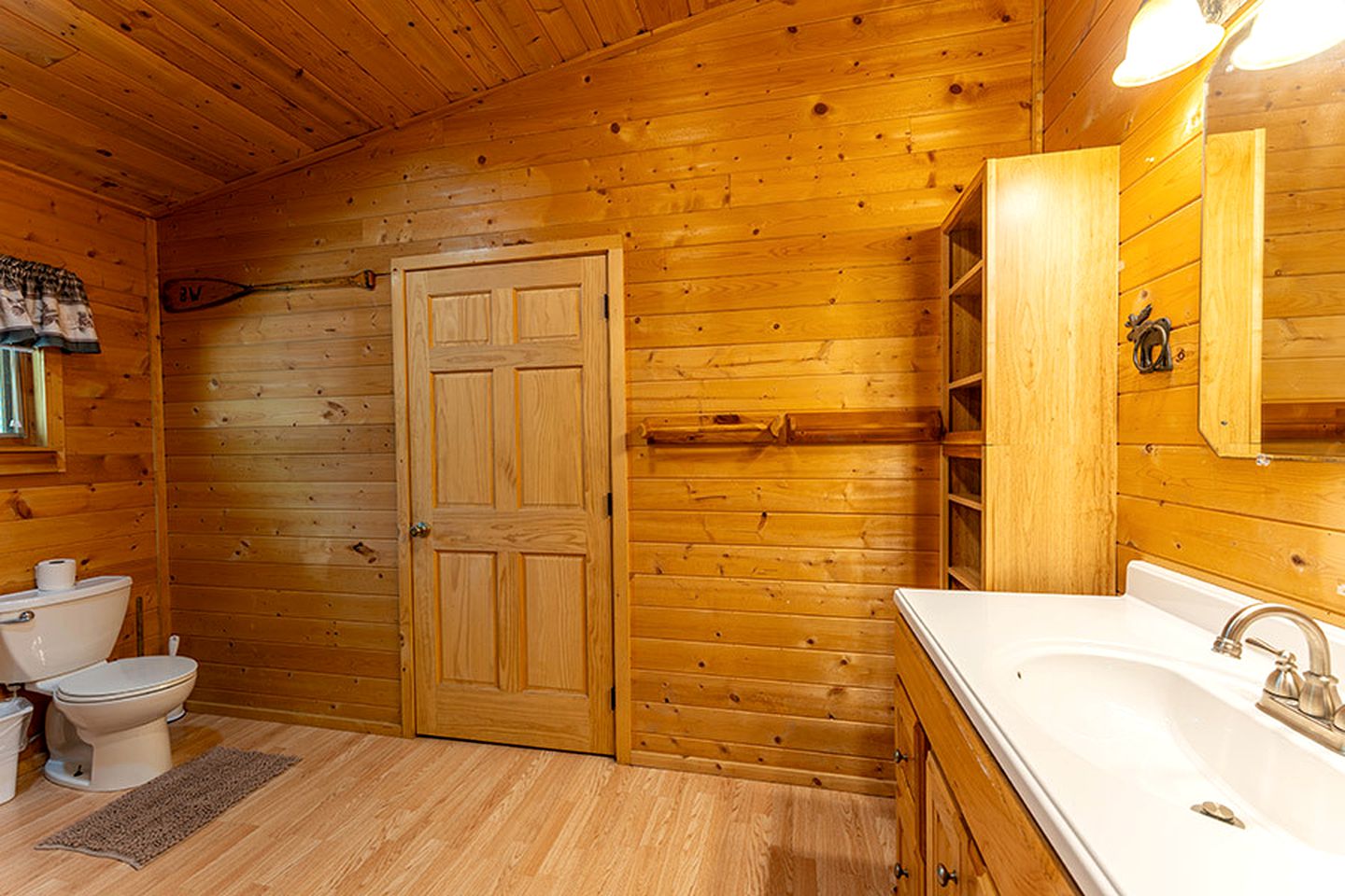 Gorgeous Log Cabin for Lakeside Glamping with Family or Friends in Ely, Minnesota
