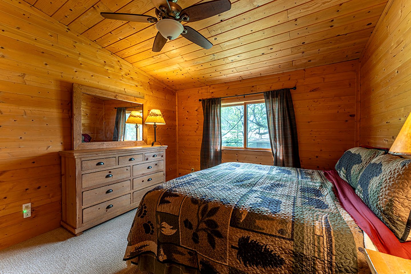 Gorgeous Log Cabin for Lakeside Glamping with Family or Friends in Ely, Minnesota