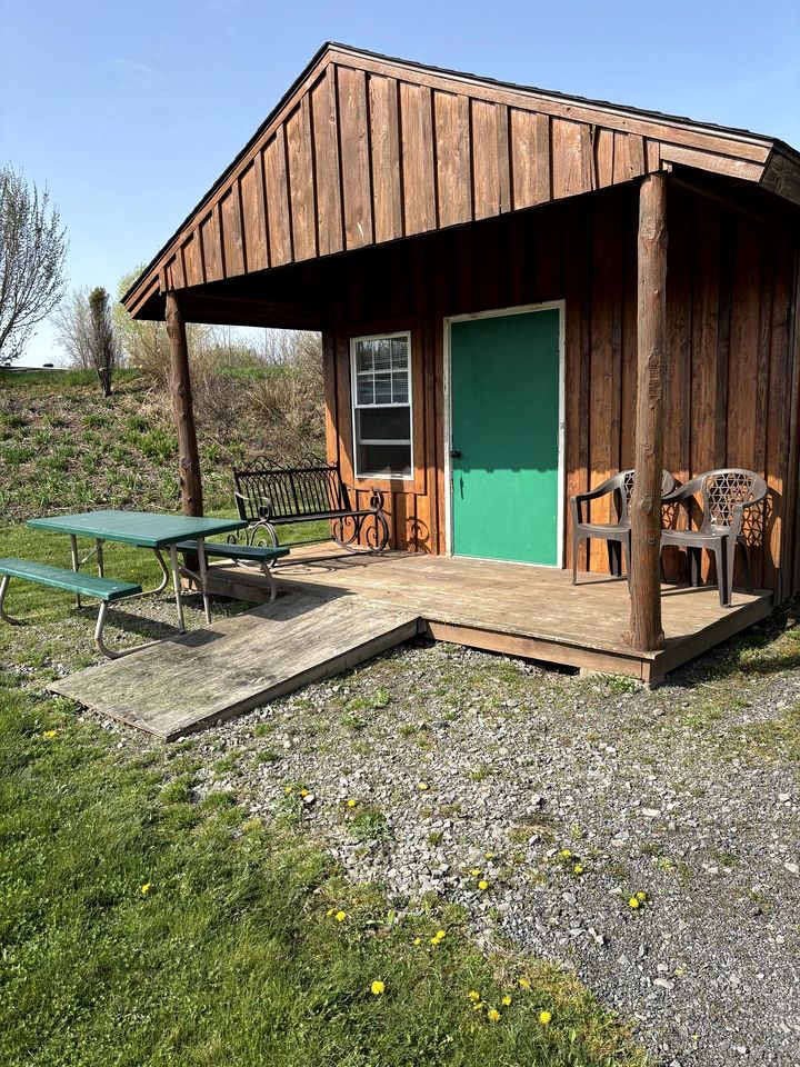 Peaceful Cabin Retreat with Picnic Table & Nature Views in Macedon, New York