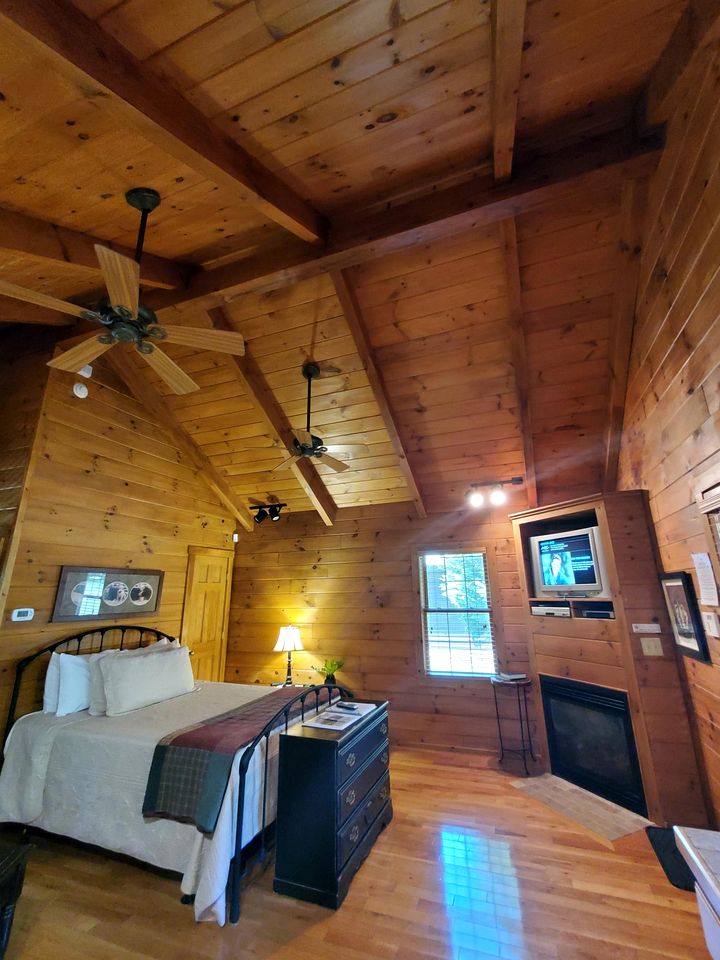 Cozy Riverside Cabin Retreat Near New River, Virginia