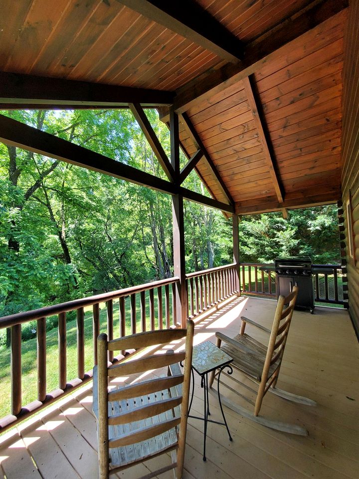 Cozy Riverside Cabin Retreat Near New River, Virginia