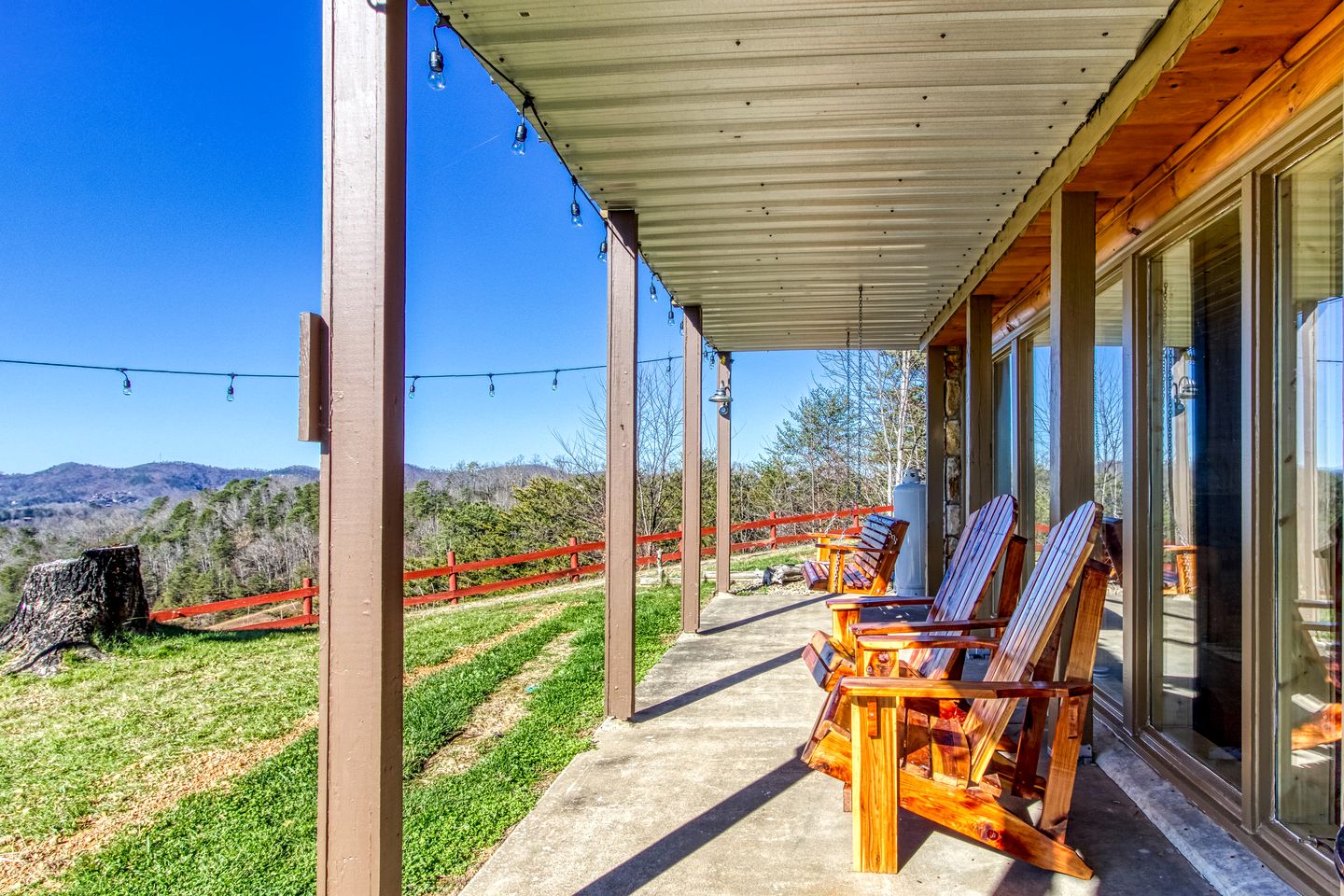 Sevierville, Tennessee Log Cabin, Ideal for a Great Smoky Mountains Glamping Vacation
