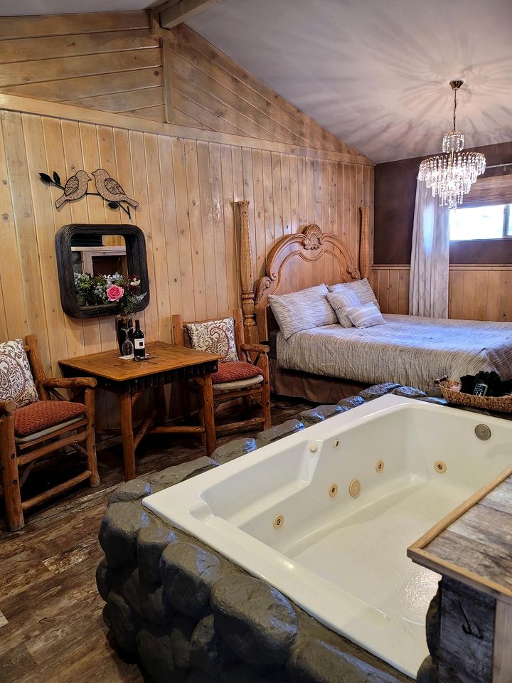 Romantic Studio Cabin with Jacuzzi and Fireplace, Perfect for a Romantic Weekend in Big Bear, CA