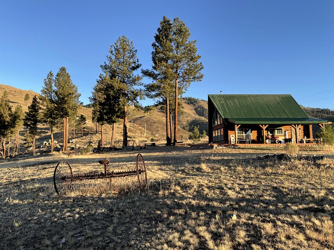 This cabin is one of the best places to visit in Montana for amazing hikes