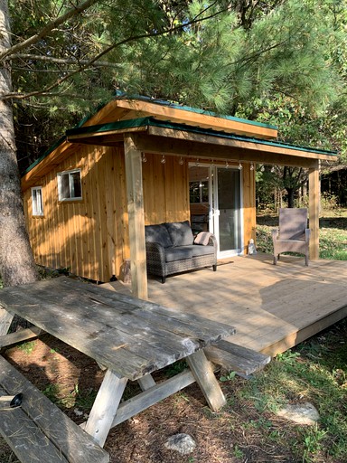 Cabins (Bolsover, Ontario, Canada)