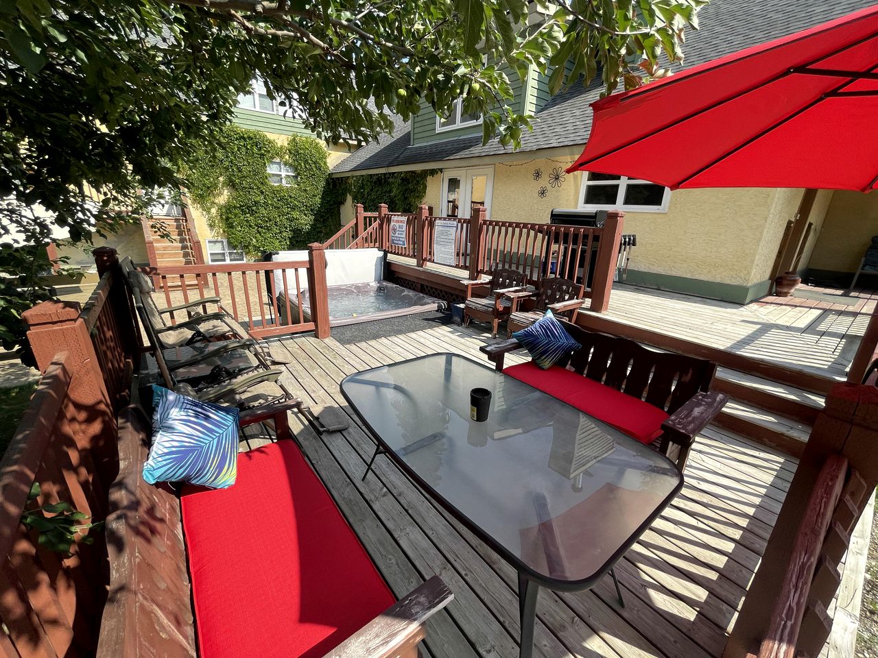Spacious Pet-Friendly Vacation Rental for Upto 10, with Hot Tub in Golden, British Columbia