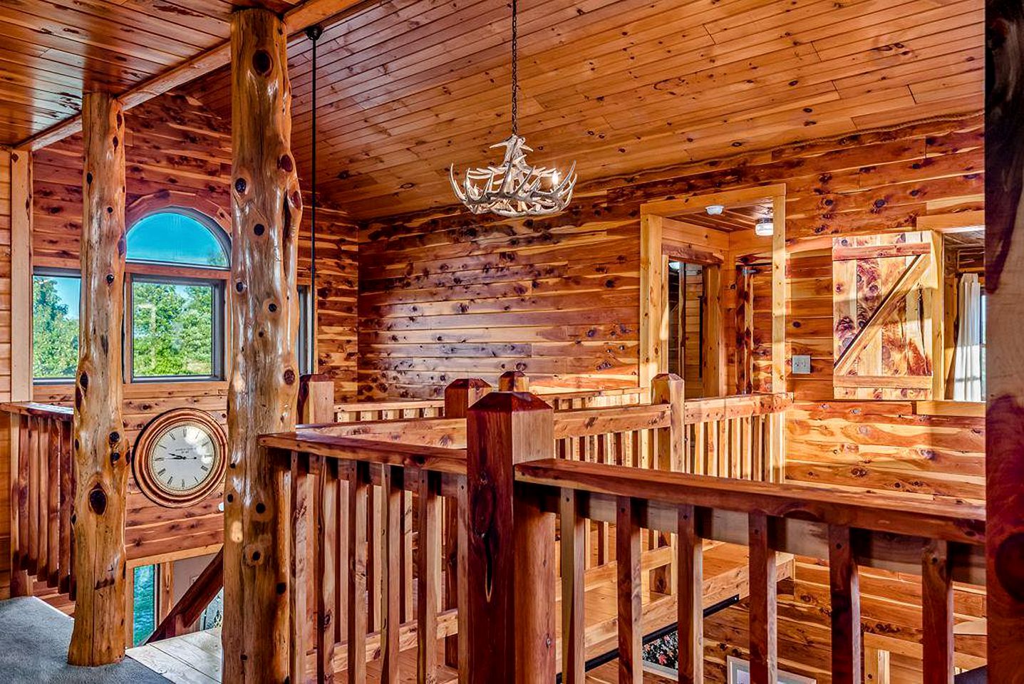 Incredible Pet-Friendly Cabin Located on Top of a Magnificent Mountain in Compton, AR
