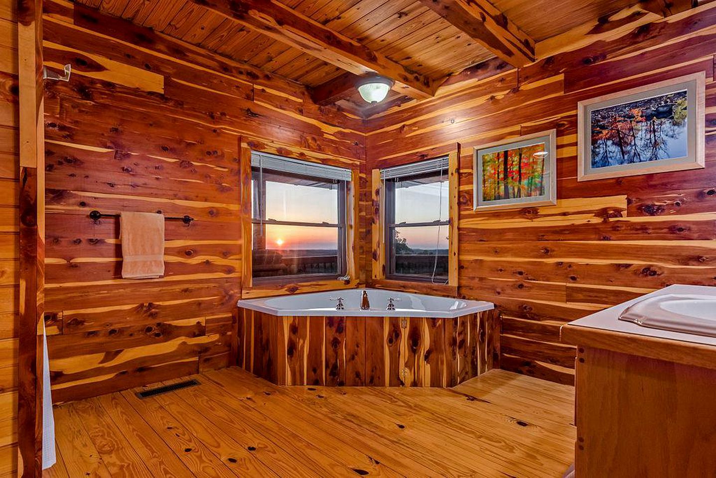 Incredible Pet-Friendly Cabin Located on Top of a Magnificent Mountain in Compton, AR
