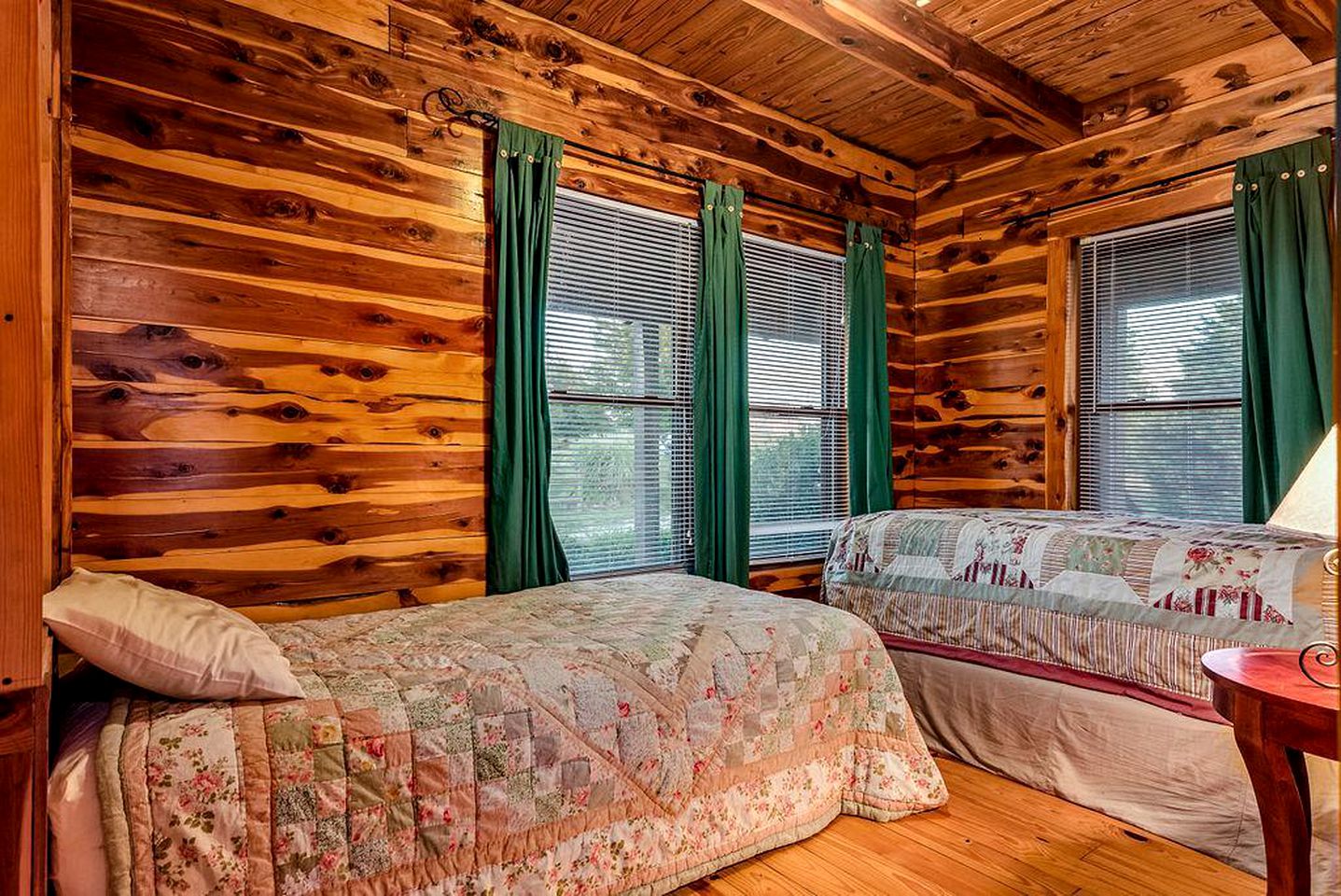 Incredible Pet-Friendly Cabin Located on Top of a Magnificent Mountain in Compton, AR