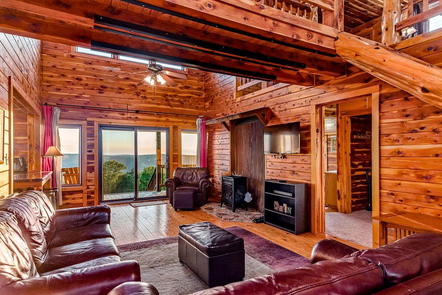 Incredible Pet-Friendly Cabin Located on Top of a Magnificent Mountain in Compton, AR