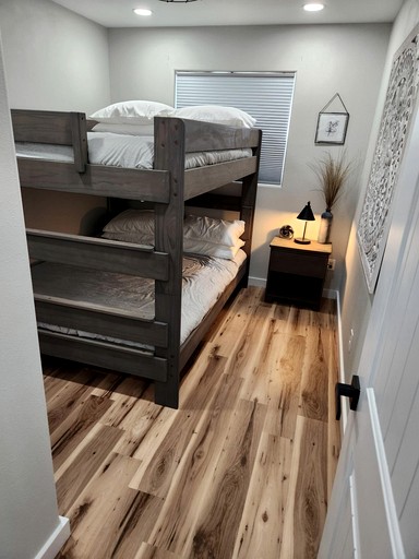 Cabins (United States of America, --, --)