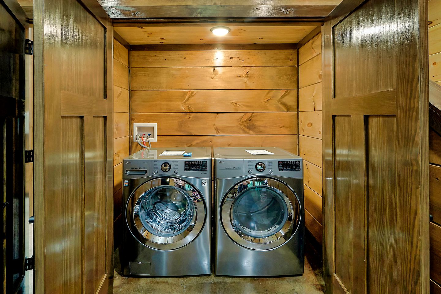 Amazing Glamping Site with Home Theater, Hot Tub and Games Room near the Great Smokies, Tennessee