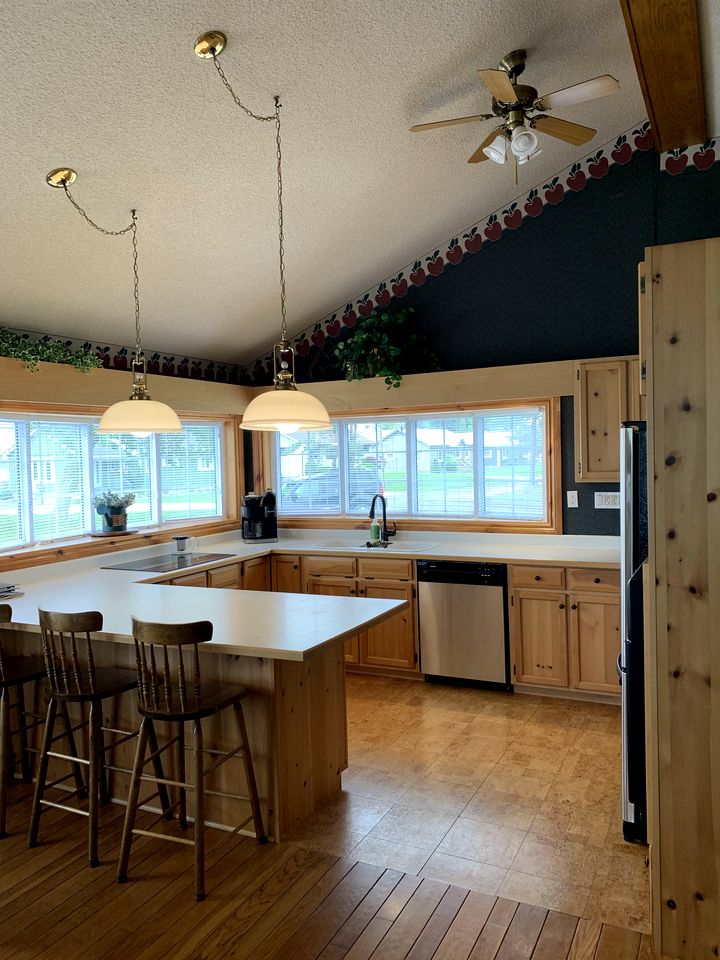 Waterfront Cabin Ideal for Groups and Amazing Living Spaces in Ontario