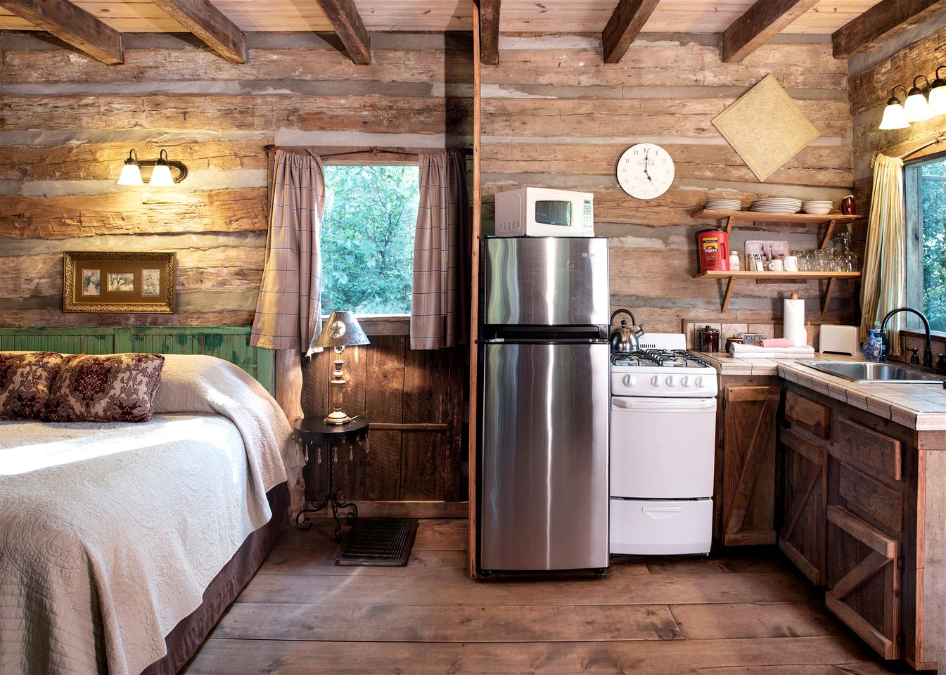 Lovely Log Cabin Rental for Countryside Vacation near Downtown Brenham, Texas