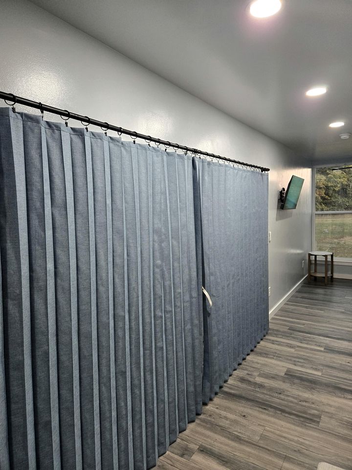 Charming Container Home with Hot Tub near Sardis Lake, Perfect for a Romantic Glamping Getaway