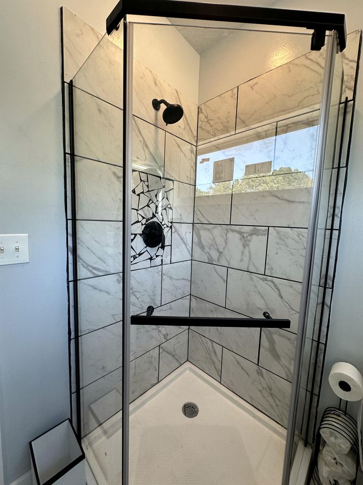 Charming Container Home with Hot Tub near Sardis Lake, Perfect for a Romantic Glamping Getaway