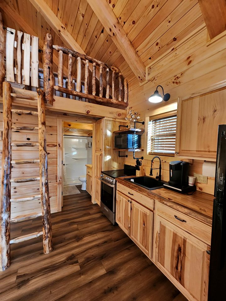 Modern Spacious Cabin near Tappan Lake with Jacuzzi and Panoramic Views in Ohio