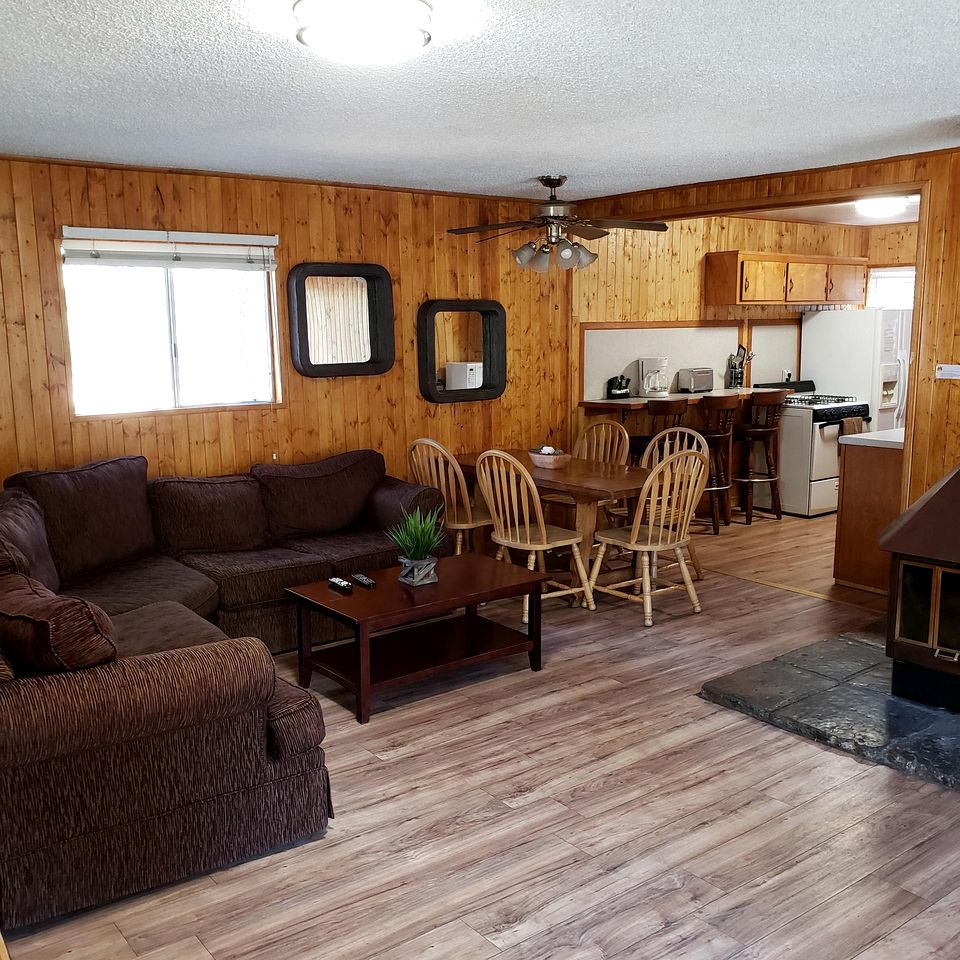 Pet Friendly Cabin with a Shared, Outdoor Pool near Big Bear Lake, California