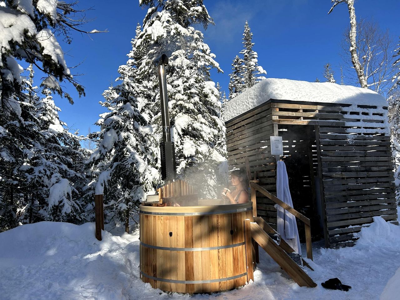 Lakefront Geodesic Dome with a Hot Tub and Fireplace, Perfect for a Cozy Glamping Retreat in Quebec