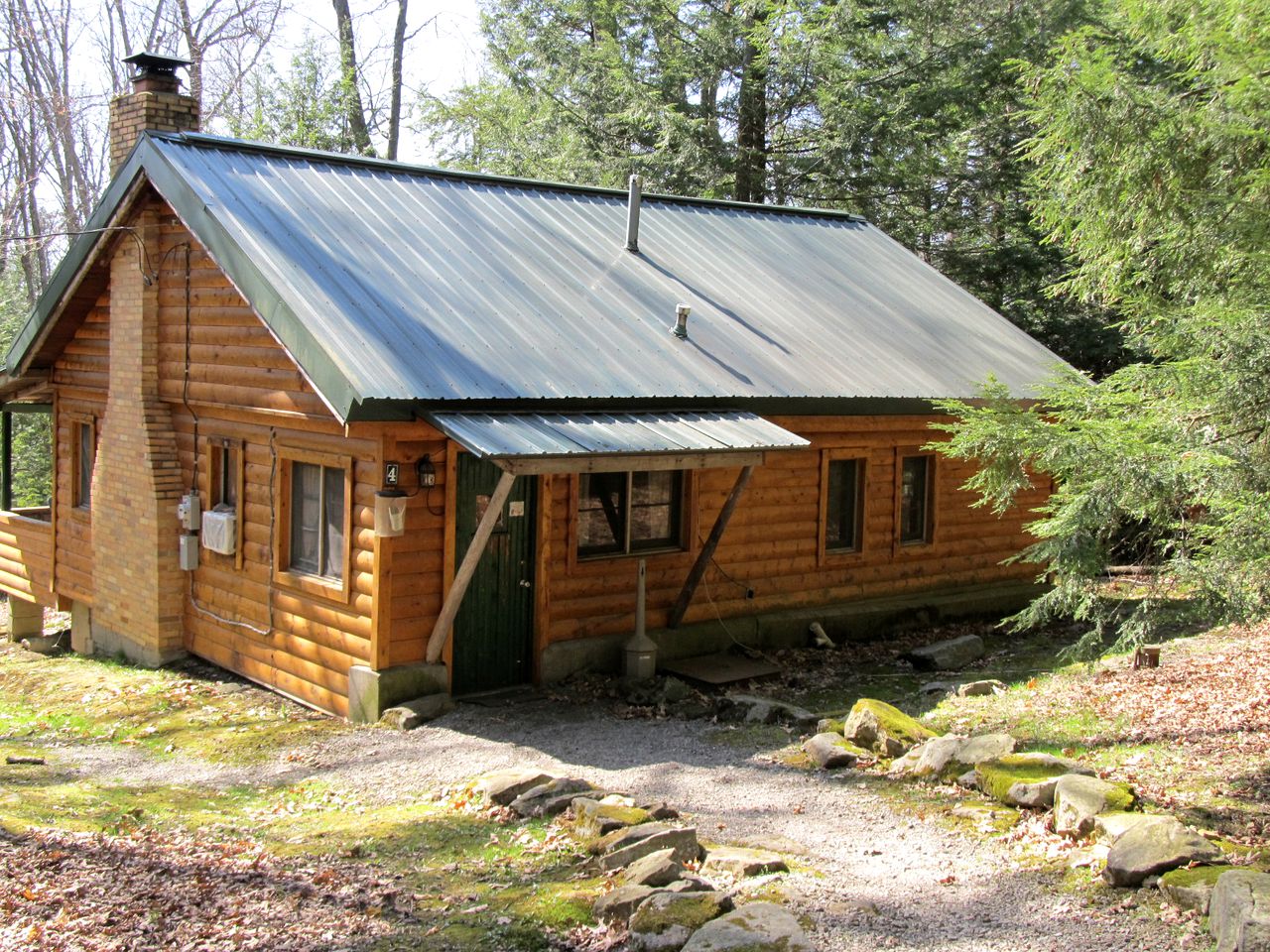 Pet-Friendly Cabin for 6 Near Cook Forest, Ideal for Glamping in Pennsylvania