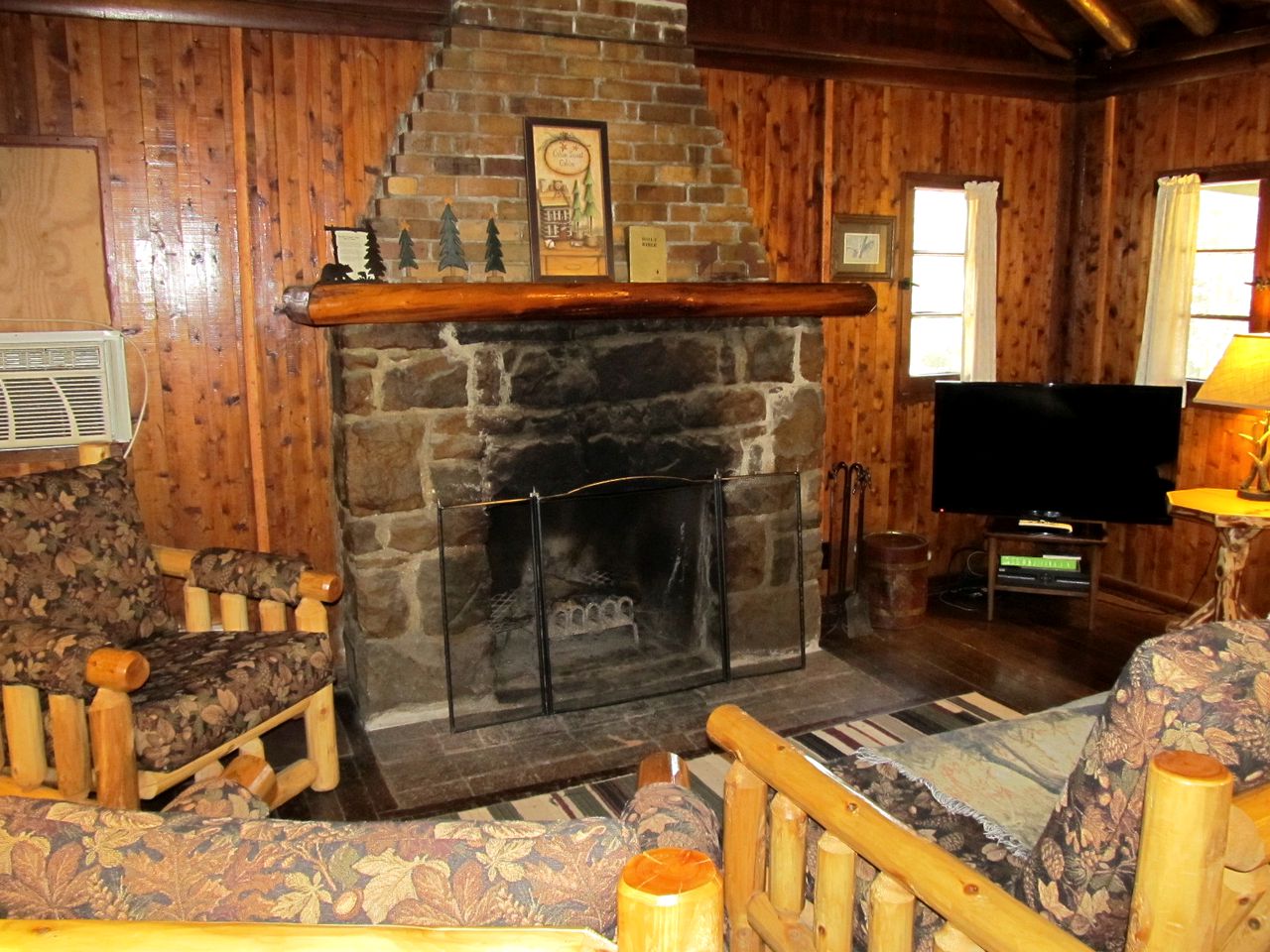 Pet-Friendly Cabin for 6 Near Cook Forest, Ideal for Glamping in Pennsylvania