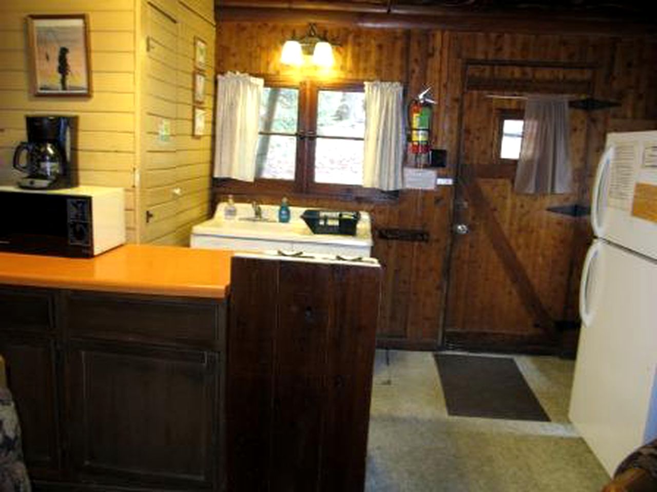 Pet-Friendly Cabin for 6 Near Cook Forest, Ideal for Glamping in Pennsylvania