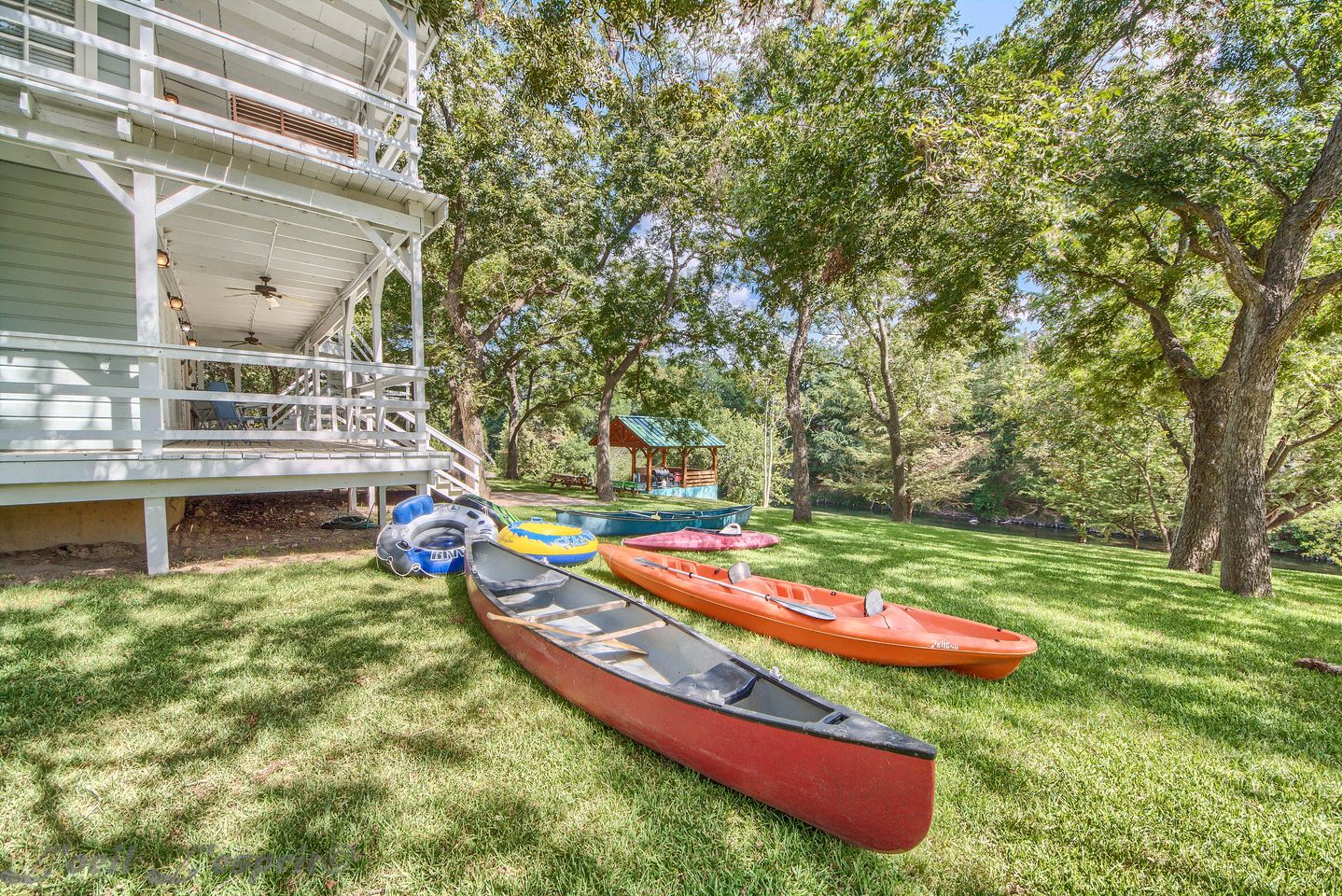 Gorgeous Cabin Rental with Riverside Access and Kayaks for Memorable Family Escapes in Texas