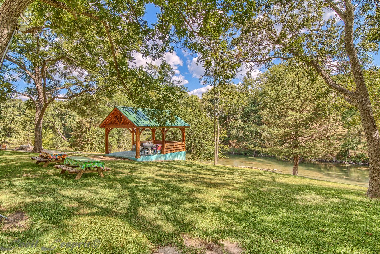 Gorgeous Cabin Rental with Riverside Access and Kayaks for Memorable Family Escapes in Texas