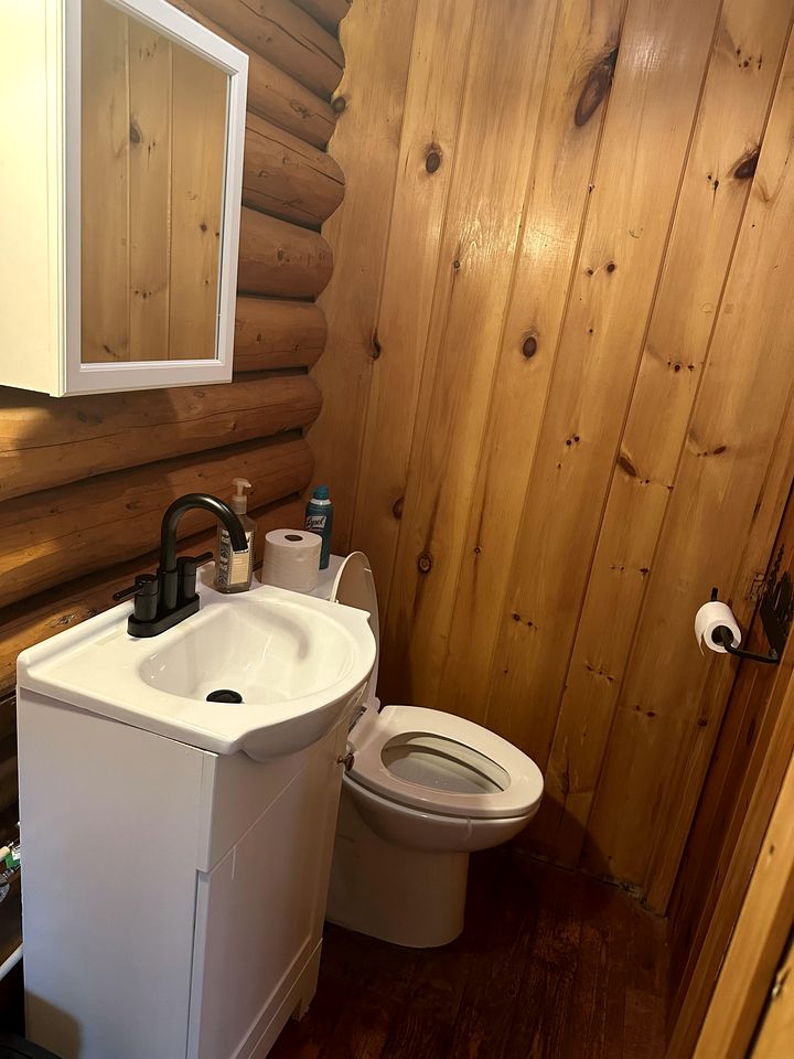 Charming Lakeside Cabin Bungalow with Timeless Rustic Beauty near Portage Lake in Maine