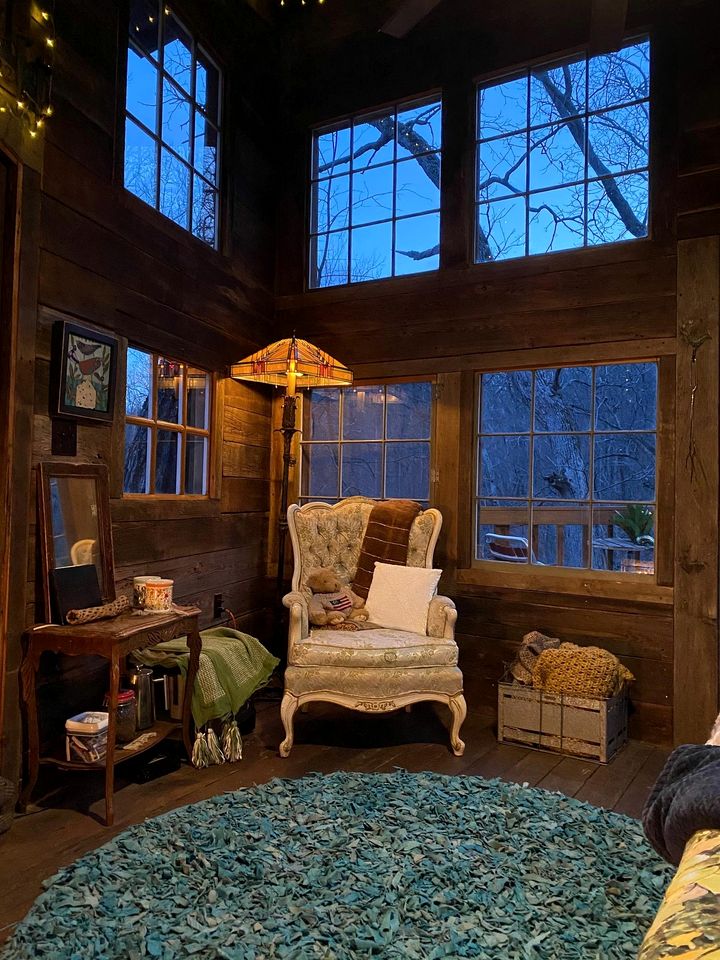 Magical Tree House Rental near Kansas City for Glamping in Missouri
