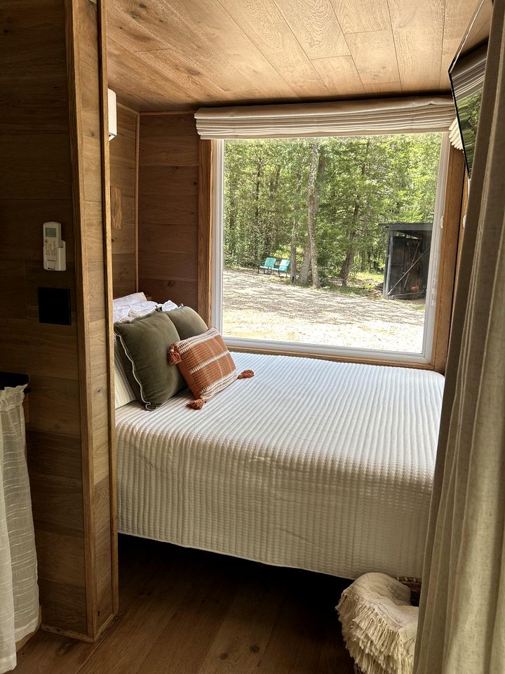 Romantic Container with Jacuzzi Great for a Couples Retreat in Texas