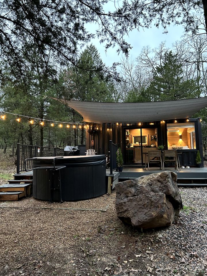 Romantic Container with Jacuzzi Great for a Couples Retreat in Texas