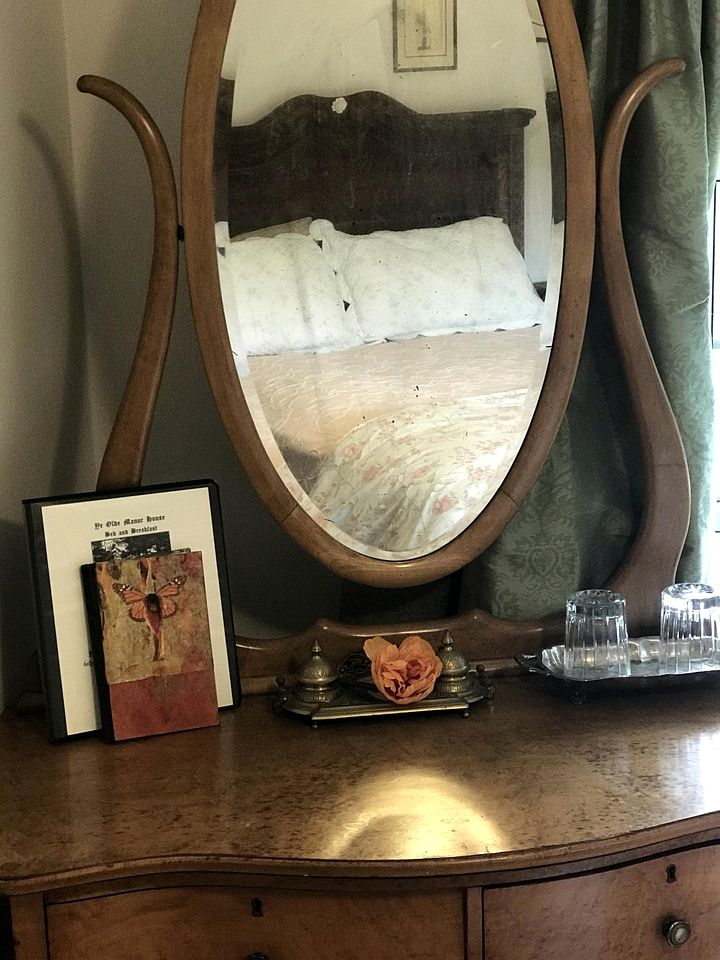 Romantic Getaway in a Bed and Breakfast Lodge with Garden Views in Elkhorn, Wisconsin