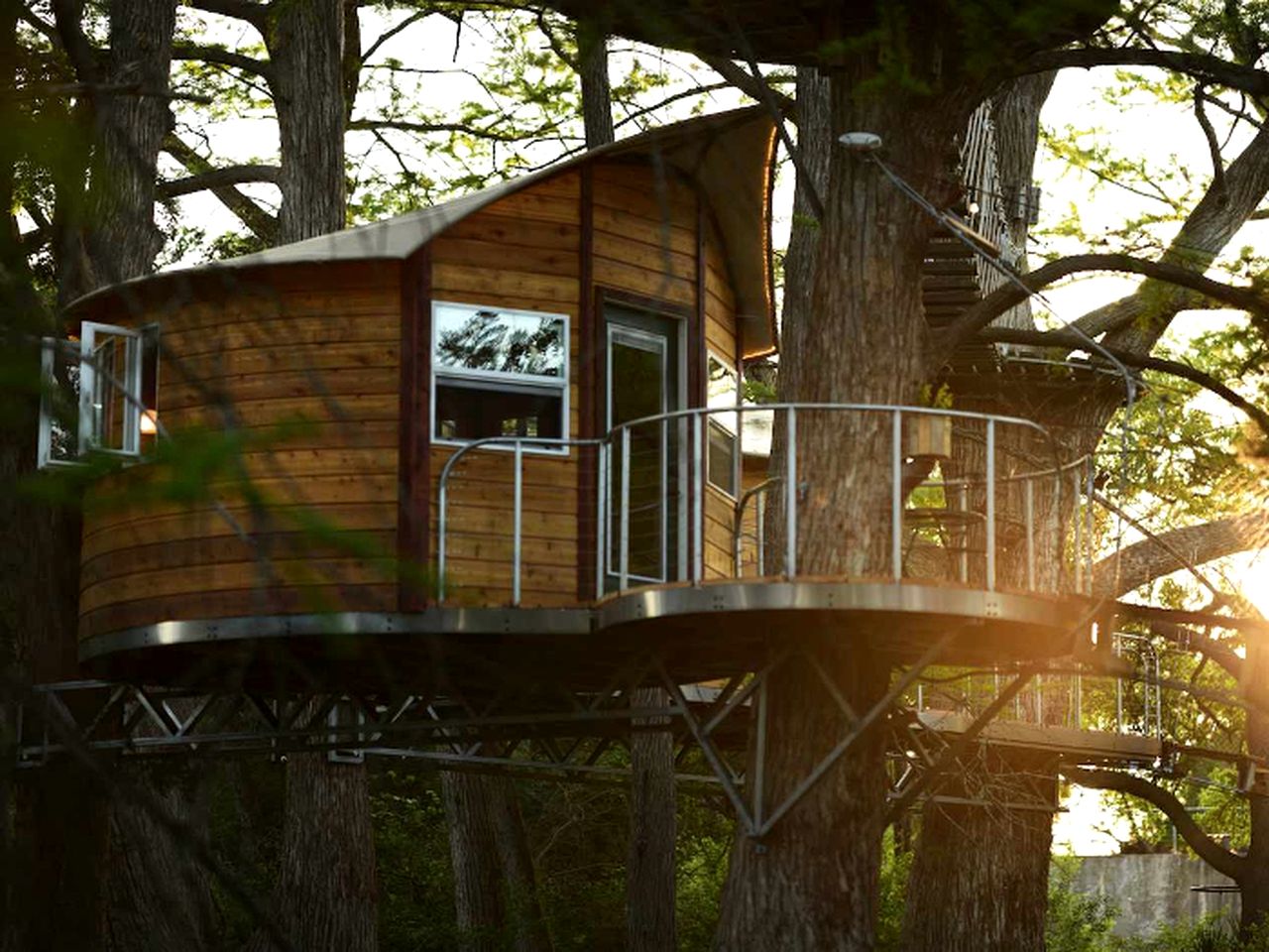 Romantic Getaways in Fully-Equipped Tree House Rental in Spicewood, Texas