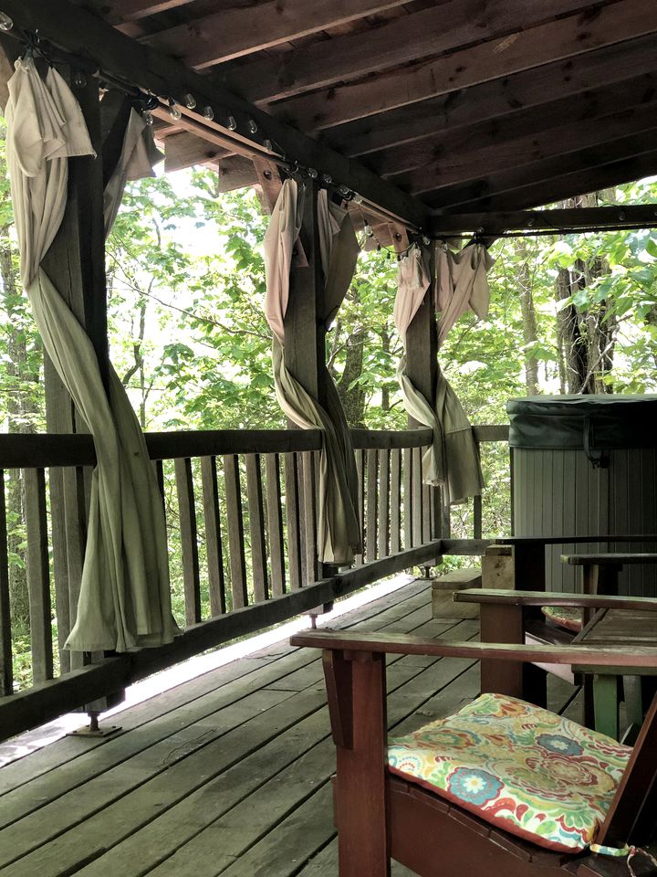 Romantic Weekend Getaway in this Delightful Rental with Hot Tub in Galax, Virginia