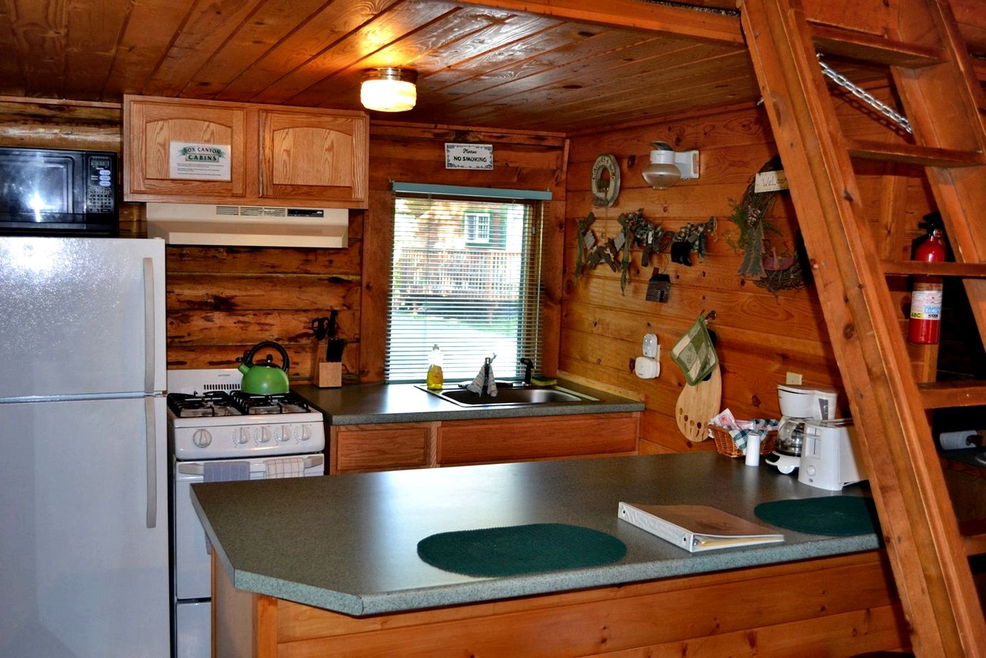 Rustic Log Cabin, Ideal for an Alaskan Outdoor Adventure