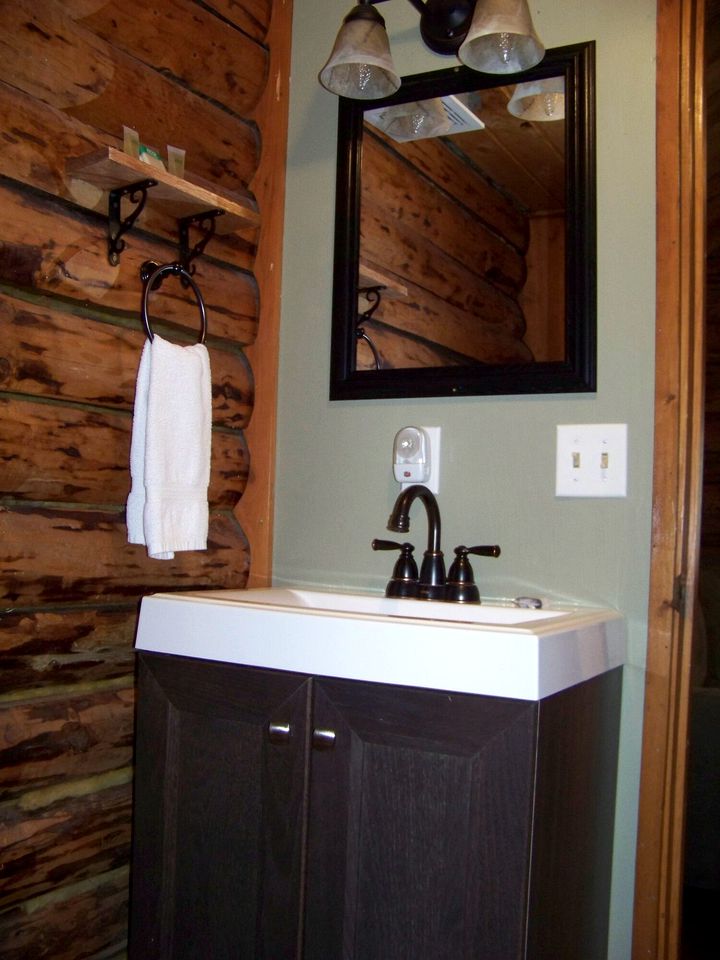 Rustic Log Cabin, Ideal for an Alaskan Outdoor Adventure